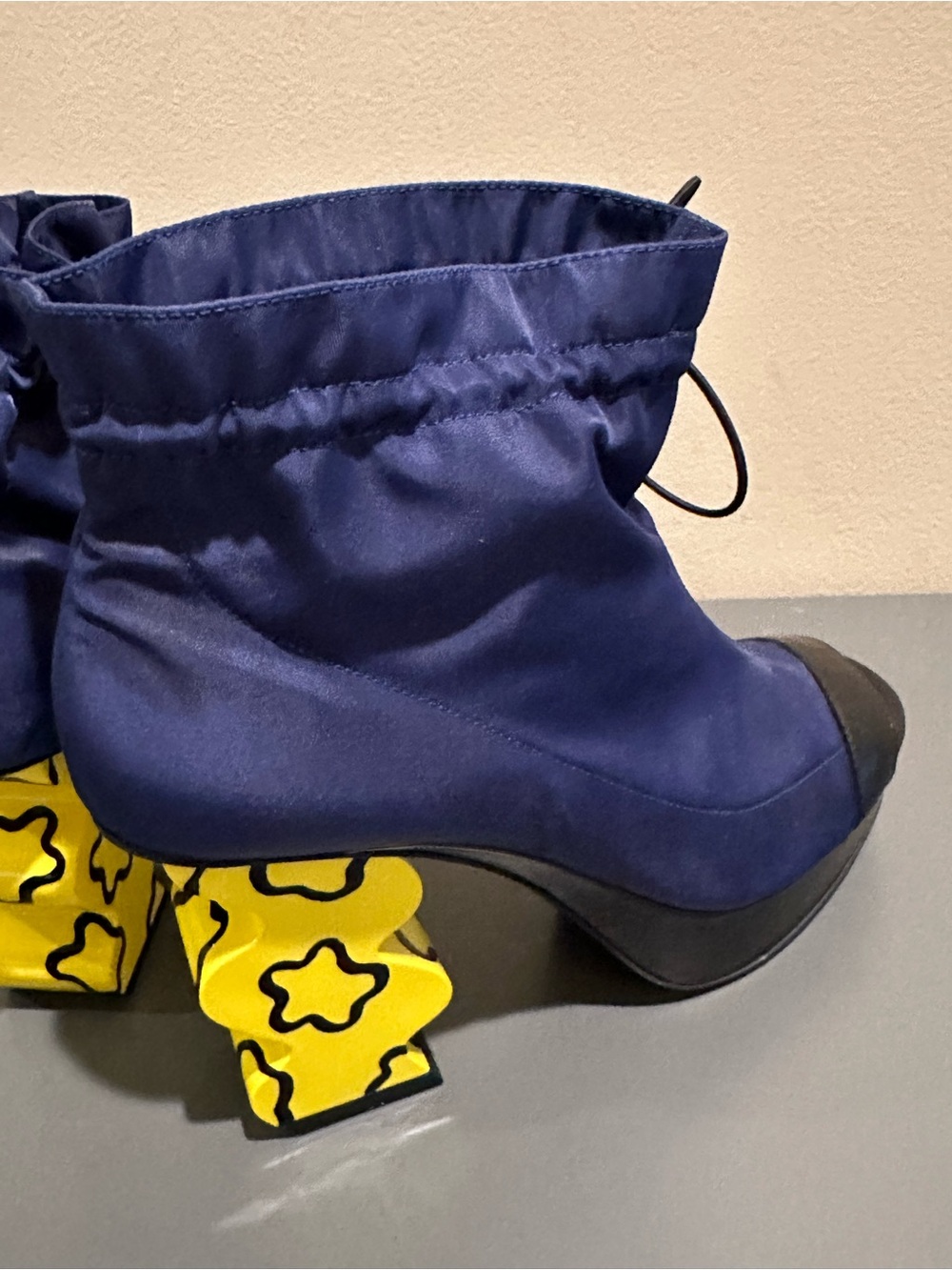 IRI NYC Blue Neoprene Abstract Yellow Mod Wave Ankle Boots / Peep Toe Size 39 - Picture 5 of 9